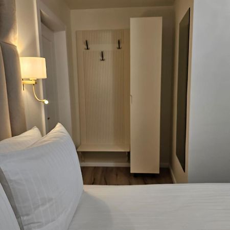 Hotel Queen Râmnicu Vâlcea Esterno foto