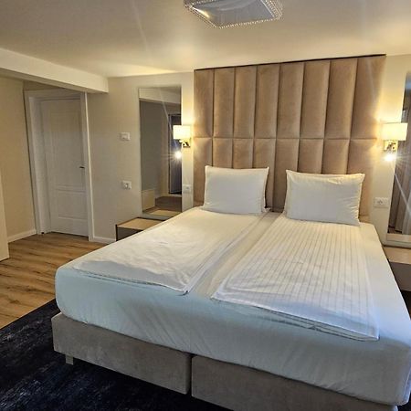 Hotel Queen Râmnicu Vâlcea Esterno foto