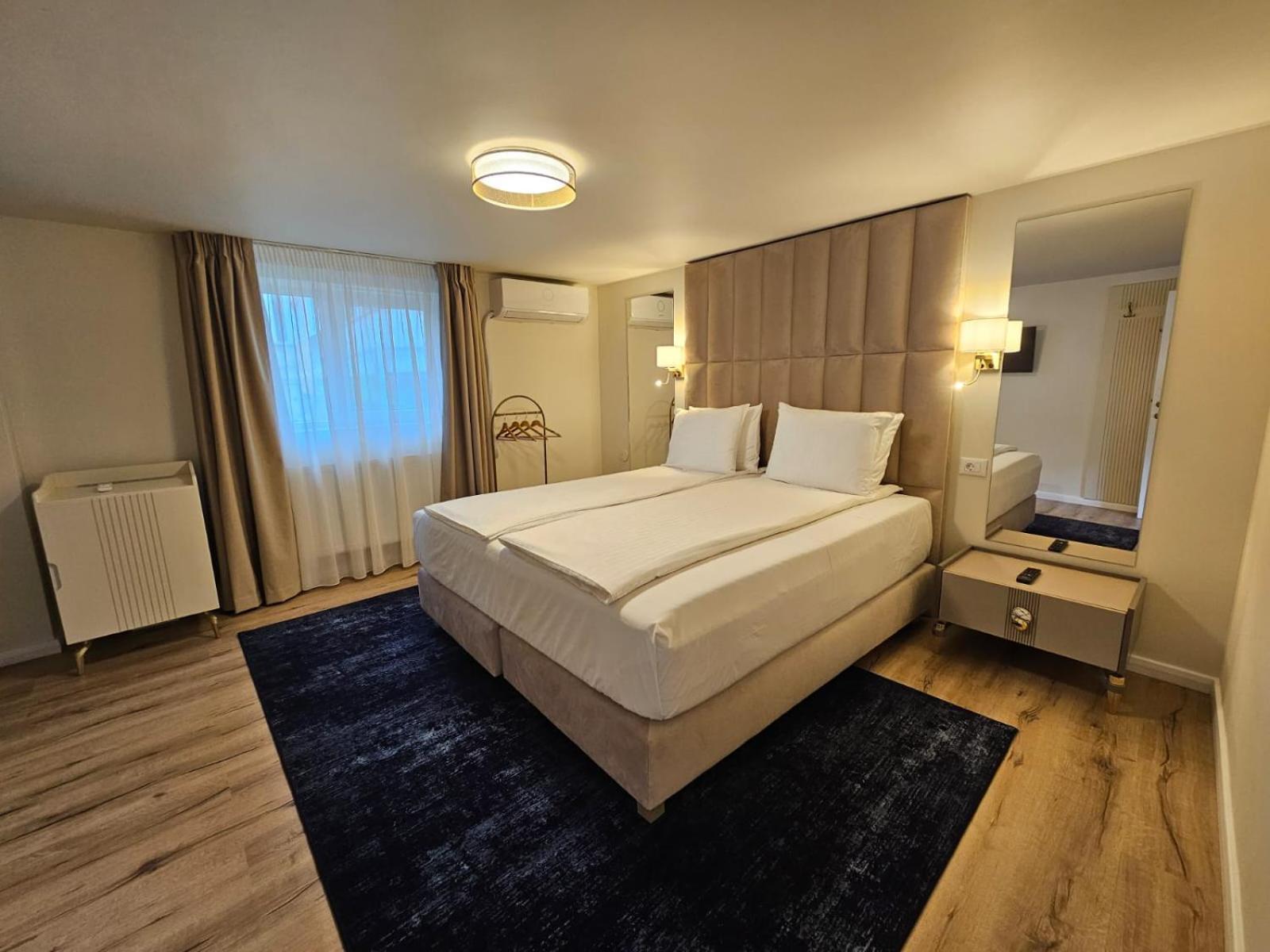 Hotel Queen Râmnicu Vâlcea Esterno foto