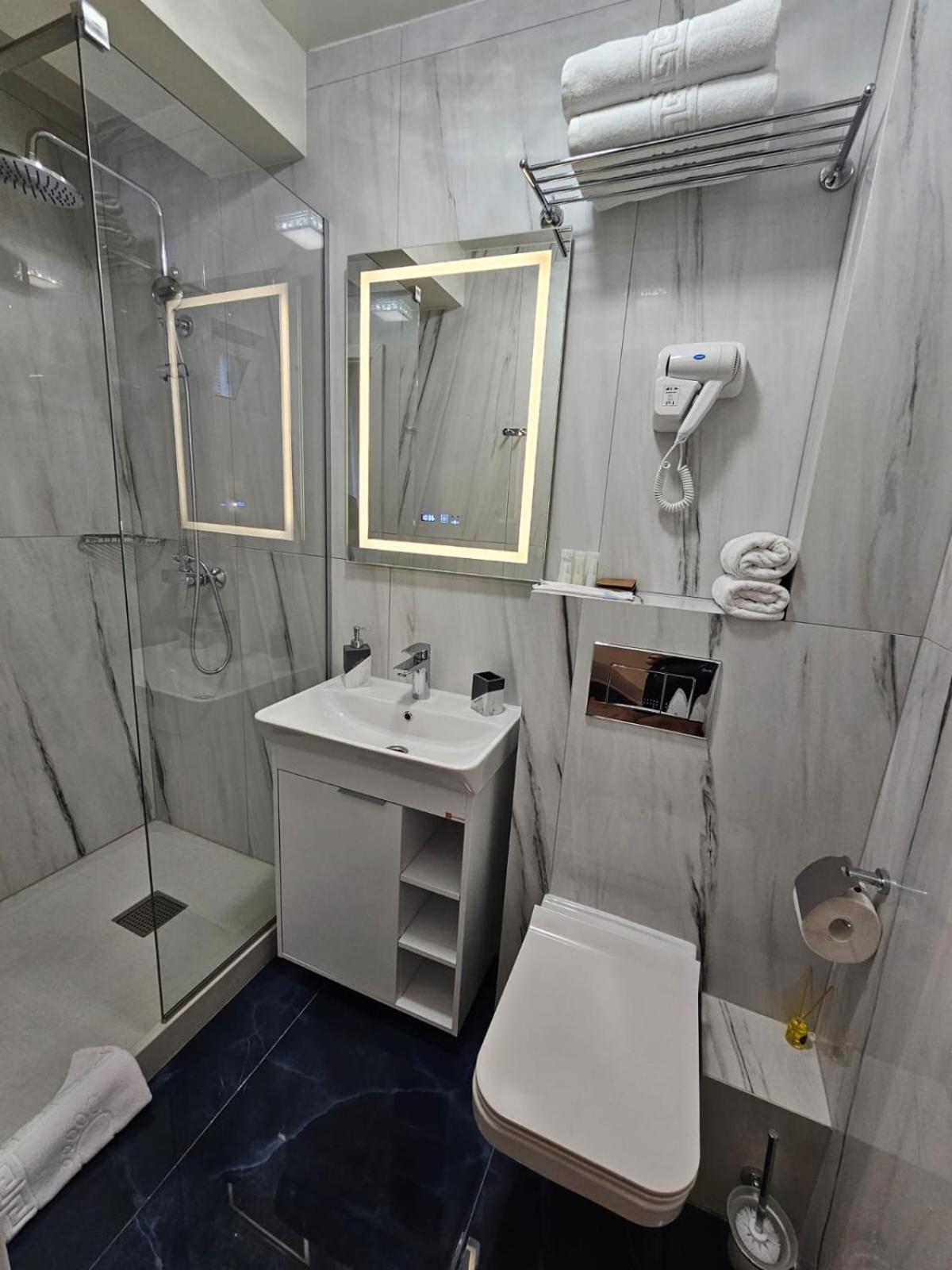 Hotel Queen Râmnicu Vâlcea Esterno foto