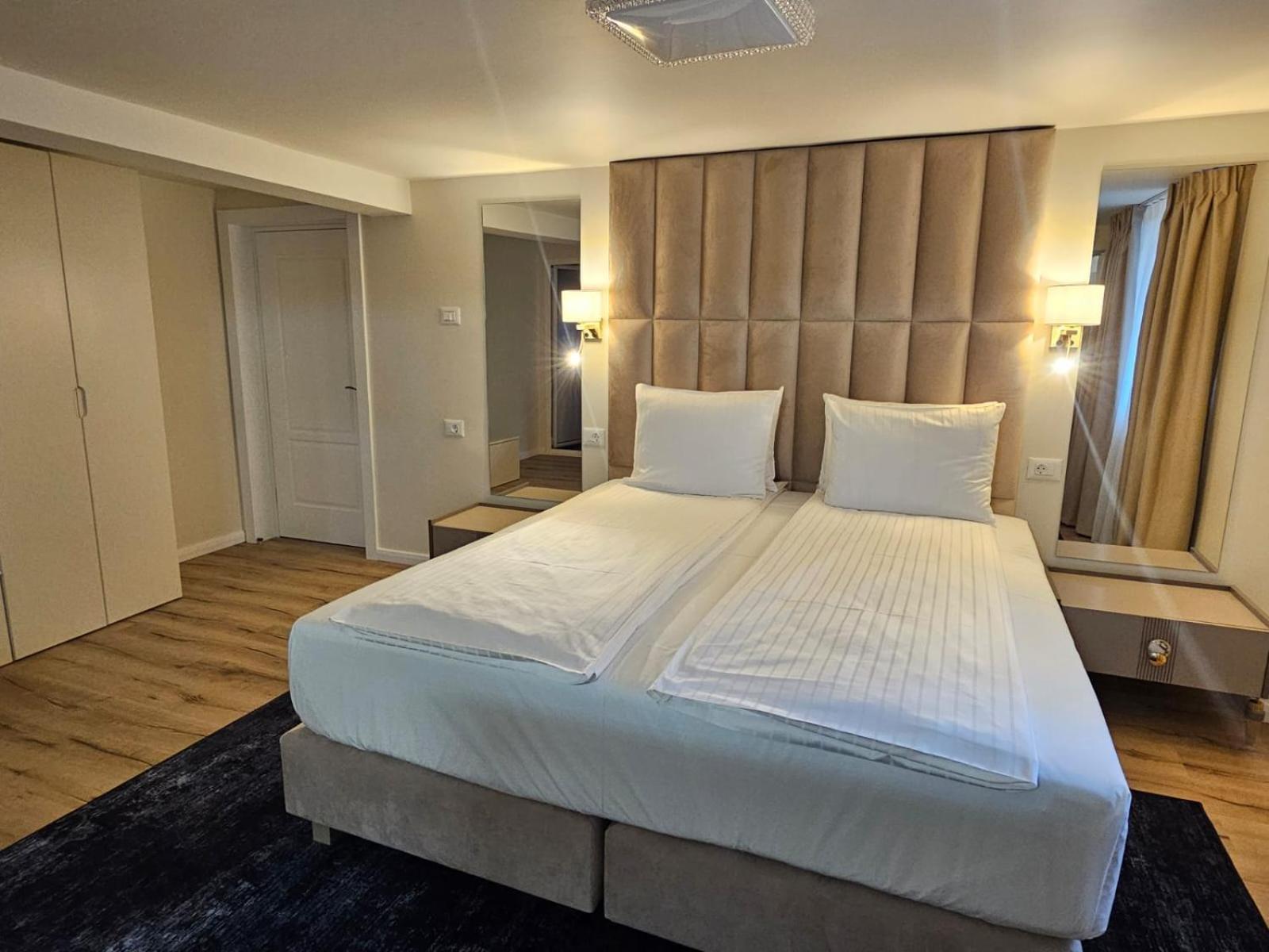 Hotel Queen Râmnicu Vâlcea Esterno foto